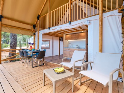 Luxuscamping - Kvarner - Überdachte Terrasse - Camping Cikat Glamping Zelt Typ Family Premium auf Camping Čikat