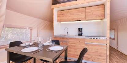 Luxuscamping - Terrasse - Kvarner - Küche mit Esszimmer - Camping Cikat Glamping Zelt Typ Premium auf Camping Čikat 
