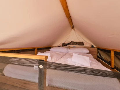 Luxury camping - getrennte Schlafbereiche - Schlafzimmer im 1. Stock - Camping Cikat Glamping Zelt Typ Premium auf Camping Čikat 
