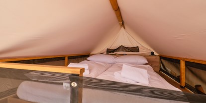Luxuscamping - Terrasse - Kvarner - Schlafzimmer im 1. Stock - Camping Cikat Glamping Zelt Typ Premium auf Camping Čikat 