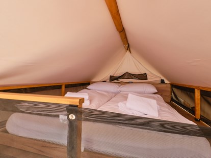 Luxuscamping - Kochmöglichkeit - Kvarner - Schlafzimmer im 1. Stock - Camping Cikat Glamping Zelt Typ Premium auf Camping Čikat 
