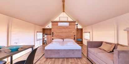 Luxuscamping - Terrasse - Kvarner - Schlafzimmer mit Esstisch und Sofa - Camping Cikat Glamping Zelt Typ Couple auf Camping Čikat  
