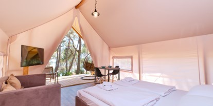 Luxuscamping - Terrasse - Kvarner - Schlafzimmer auf der anderen Seite - Camping Cikat Glamping Zelt Typ Couple auf Camping Čikat  