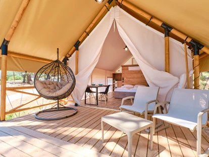Luxuscamping - getrennte Schlafbereiche - Überdachte Terrasse - Camping Cikat Glamping Zelt Typ Couple auf Camping Čikat  