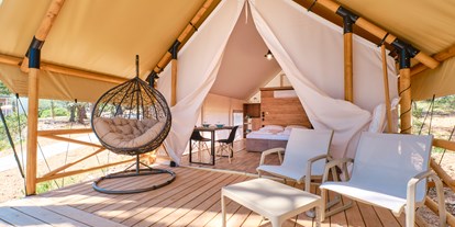 Luxuscamping - Gartenmöbel - Mali Losinj - Überdachte Terrasse - Camping Cikat Glamping Zelt Typ Couple auf Camping Čikat  