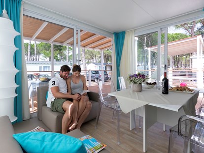 Luxuscamping - getrennte Schlafbereiche - Italien - Wohnzimmer - Camping Ca' Pasquali Village Mobilheim Venice Platinum auf Camping Ca' Pasquali Village