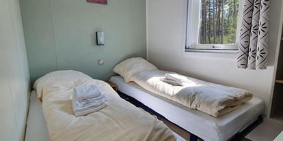 Luxuscamping - Bad und WC getrennt - Soltau - Schlafzimmer 2 - Campingplatz "Auf dem Simpel" Heide-Lodge auf Campingplatz "Auf dem Simpel"