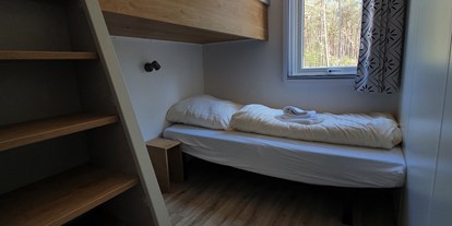 Luxuscamping - Gartenmöbel - PLZ 29614 (Deutschland) - Schlafzimmer 3 - Campingplatz "Auf dem Simpel" Heide-Lodge auf Campingplatz "Auf dem Simpel"
