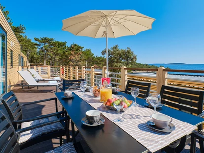 Luxury camping - Klimaanlage - Zadar - Šibenik - Tisch und Stühle für 6 Personen + 2 Liegestühle - Camping Slatina Freedhome Mobilheime auf Camping Slatina