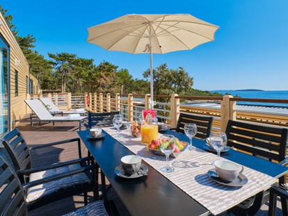 Luxuscamping - Kochutensilien - Zadar - Šibenik - Tisch und Stühle für 6 Personen + 2 Liegestühle - Camping Slatina Freedhome Mobilheime auf Camping Slatina