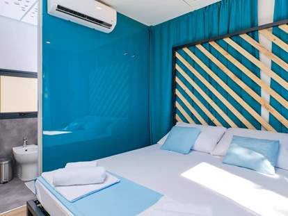 Luxuscamping - Geschirrspüler - Zadar - Šibenik - Sclafzimmer mit Bad - Camping Slatina Freedhome Mobilheime auf Camping Slatina