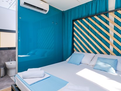 Luxuscamping - Geschirrspüler - Kvarner - Sclafzimmer mit Bad - Camping Slatina Freedhome Mobilheime auf Camping Slatina