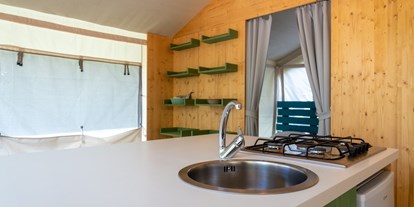 Luxuscamping - TV - Italien - Glamping Tent Country Loft auf Camping Lacona Pineta - Camping Lacona Pineta Glamping Tent Country Loft auf Camping Lacona Pineta