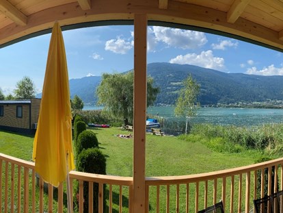 Luxuscamping - Österreich - Ist das nicht schön? - Terrassen Camping Ossiacher See Premium Mobilheime mit Terrassen am Terrassen Camping Ossiacher See