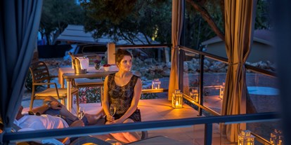 Luxuscamping - Terrasse - Kvarner - Romantische Abende mit schöner Aussicht - Krk Premium Camping Resort - Valamar Krk Premium Camping Resort - Mobilheim Bella Vista Premium Romantic 