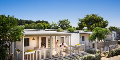 Luxuscamping - Terrasse - Kvarner - geräumige und gut ausgestattete Küche, - Krk Premium Camping Resort - Valamar Krk Premium Camping Resort - Mobilheim Superior