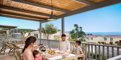 Luxuscamping - Kochmöglichkeit - Zadar - Šibenik - geräumige und überdachte Terrasse (Grill auf Anfrage) - Krk Premium Camping Resort - Valamar Krk Premium Camping Resort - Mobilheim Family 
