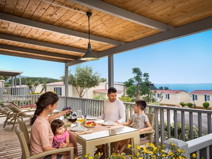 Luxuscamping - Klimaanlage - Zadar - Šibenik - geräumige und überdachte Terrasse (Grill auf Anfrage) - Krk Premium Camping Resort - Valamar Krk Premium Camping Resort - Mobilheim Family 
