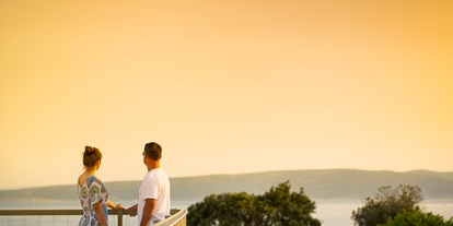 Luxuscamping - Zadar - Šibenik - Eine atemberaubende Aussicht auf das Meer - Krk Premium Camping Resort - Valamar Krk Premium Camping Resort - Mobilheim Family 