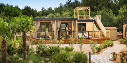 Luxuscamping - Kochmöglichkeit - Zadar - Šibenik - Ein neuer Pool mit Sonnendeck im Bella Vista Premium Village - Krk Premium Camping Resort - Valamar Krk Premium Camping Resort - Mobilheim Bella Vista Premium 
