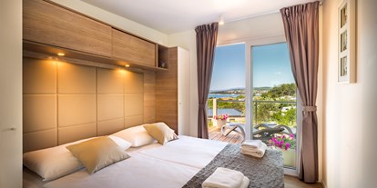 Luxuscamping - Kroatien - Schlafzimmer mit Doppelbett - Krk Premium Camping Resort - Valamar Krk Premium Camping Resort - Mobilheim Bella Vista Premium 
