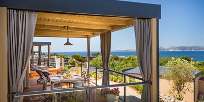 Luxuscamping - Kochmöglichkeit - Zadar - Šibenik - Geräumige und überdachte Terrasse (Grill auf Anfrage) - Krk Premium Camping Resort - Valamar Krk Premium Camping Resort - Mobilheim Bella Vista Premium 