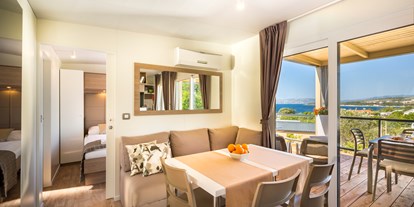 Luxuscamping - Terrasse - Kvarner - Wohnraum mit Sofa - Krk Premium Camping Resort - Valamar Krk Premium Camping Resort - Mobilheim Bella Vista Premium 