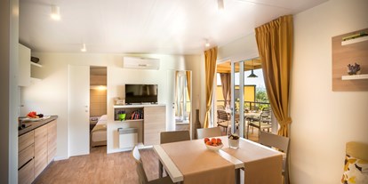 Luxuscamping - Grill - Kvarner - Wohnraum mit voll ausgestatteter Küche und Sofa - Krk Premium Camping Resort - Valamar Krk Premium Camping Resort - Bella Vista Premium Family 