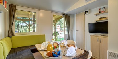 Luxuscamping - Istrien - Wohnzimmer mit Zustellbett - Lanterna Premium Camping Resort - Valamar Lanterna Premium Camping Resort - Mobilheim Comfort 