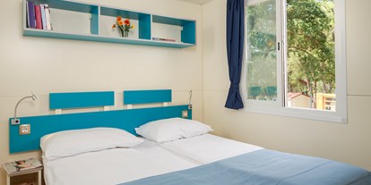 Luxuscamping - getrennte Schlafbereiche - Novigrad - Schlafzimmer mit Ehebett - Lanterna Premium Camping Resort - Valamar Mobilheim Superior auf Lanterna Premium Camping Resort