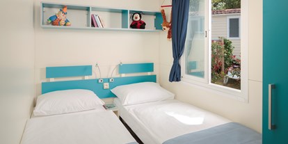 Luxuscamping - getrennte Schlafbereiche - Novigrad - Kinderzimmer mit zwei Betten - Lanterna Premium Camping Resort - Valamar Mobilheim Superior auf Lanterna Premium Camping Resort