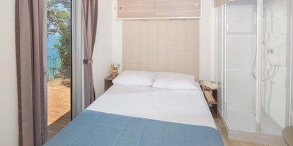 Luxuscamping - TV - Novigrad - Schlafzimmer mit Doppelbett - Lanterna Premium Camping Resort - Valamar Mobilheim Premium Vista Mare auf Lanterna Premium Camping Resort