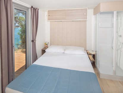 Luxuscamping - Kühlschrank - Porec/Tar - Schlafzimmer mit Doppelbett - Lanterna Premium Camping Resort - Valamar Mobilheim Premium Vista Mare auf Lanterna Premium Camping Resort