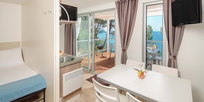 Luxuscamping - getrennte Schlafbereiche - Novigrad -  Wohnzimmer mit Satelliten-TV - Lanterna Premium Camping Resort - Valamar Mobilheim Premium Vista Mare auf Lanterna Premium Camping Resort