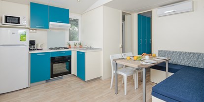 Luxuscamping - getrennte Schlafbereiche - Novigrad - geräumige und gut ausgestattete Küche (Mikrowelle, Elektroherd) - Lanterna Premium Camping Resort - Valamar Lanterna Premium Camping Resort - Mobilheim Family 