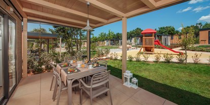 Luxuscamping - getrennte Schlafbereiche - Novigrad - Spacious and covered terrace with barbeque - Lanterna Premium Camping Resort - Valamar Mobilheim Mediterannean Garden Premium auf Lanterna Premium Camping Resort
