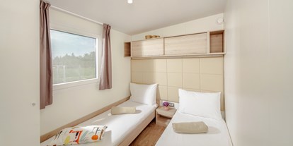 Luxuscamping - Novigrad - Kinderschlafzimmer mit 2 Einzelbetten - Lanterna Premium Camping Resort - Valamar Mobilheim Mediterannean Garden Premium auf Lanterna Premium Camping Resort