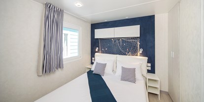 Luxuscamping - TV - Novigrad - Schlafzimmer mit Doppelbett - Lanterna Premium Camping Resort - Valamar Lanterna Premium Camping Resort - Mobilheime Marine Premium Family 