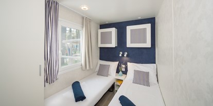 Luxuscamping - TV - Novigrad - 2 Kinderzimmer mit 2 Einzelbetten
 - Lanterna Premium Camping Resort - Valamar Lanterna Premium Camping Resort - Mobilheime Marine Premium Family 