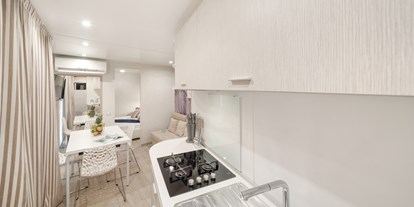 Luxuscamping - TV - Novigrad - geräumige und gut ausgestattete Küche (Mikrowelle/Herd) - Lanterna Premium Camping Resort - Valamar Lanterna Premium Camping Resort - Marine Premium Mobilheime