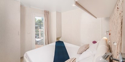 Luxuscamping - TV - Novigrad - Schlafzimmer mit Doppelbett - Lanterna Premium Camping Resort - Valamar Lanterna Premium Camping Resort - Marine Premium Mobilheime