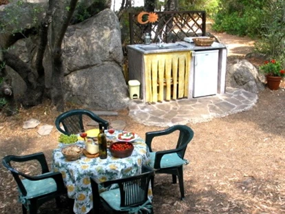 Luxury camping - WLAN - Mittelmeer - Essplatz und Küche unter schattigen Wildoliven - Königszelt in Sardinien