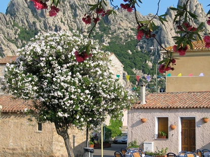 Luxuscamping - Mittelmeer - das charmante Dorf San Pantaleo, 4km entfernt - Königszelt in Sardinien