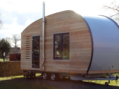 Luxury camping - barrierefreier Zugang ins Wasser - Tiny House Ey mit 2 Betten im unteren Bereich und einer Schlafkojie - Tiny Ferien- und Ausstellungspark