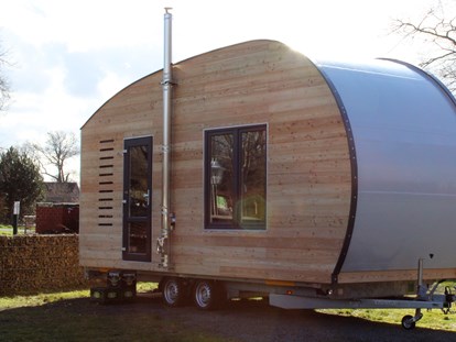 Luxuscamping - im Winter geöffnet - Niedersachsen - Tiny House Ey mit 2 Betten im unteren Bereich und einer Schlafkojie - Tiny Ferien- und Ausstellungspark