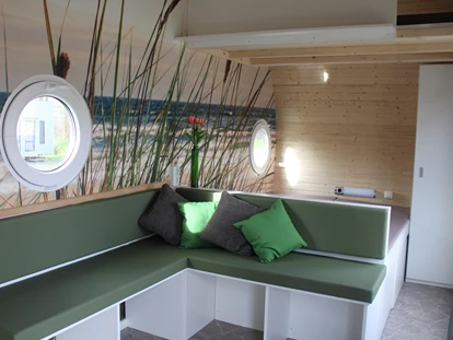 Luxury camping - barrierefreier Zugang ins Wasser - Rieste - Der Wohnbereich wird mit Pelletofen geheitzt
Tiny Ey - Tiny Ferien- und Ausstellungspark