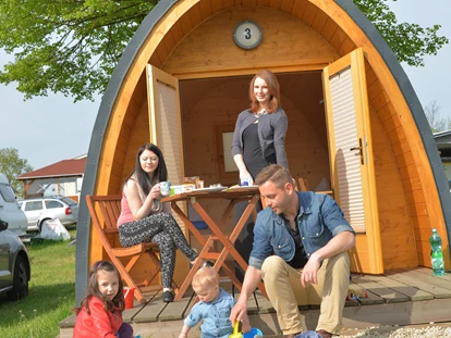 Luxuscamping - Umgebungsschwerpunkt: See - Pöhl - Familie spielt vor ECLU - Campingplatz Gunzenberg