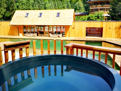 Luxuscamping - Swimmingpool - Holzwanne mit heißem Wasser - Glamping Bike Village Ribno