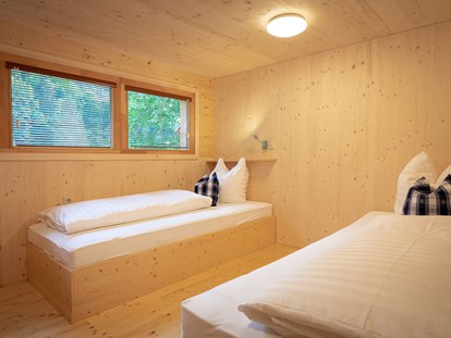 Luxury camping - Lagerfeuerplatz - Schlafraum Obergeschoss (gut geeignet für Kinder) - Urlaub am Bauernhof am Ossiacher See