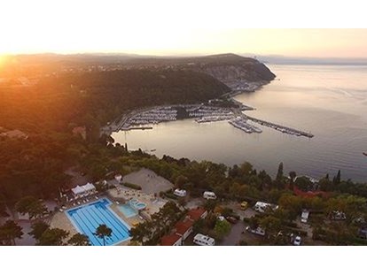 Luxuscamping - Tennis - Italien - Panoramablick auf den Campingplatz - Camping Village Mare Pineta - Gebetsroither